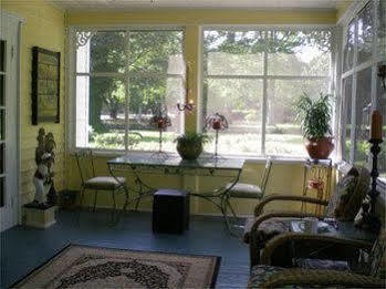 Oak Manor Inn Hartsville Extérieur photo